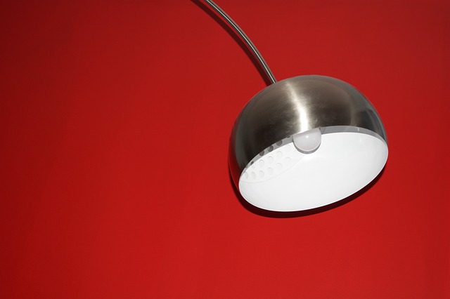 chromová lampa