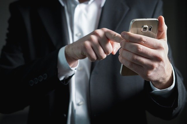 Muž, který drží telefon